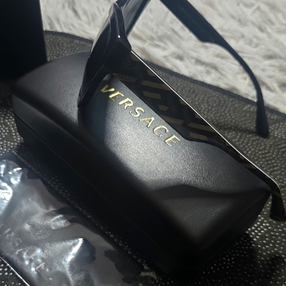 Versace Black W/ Iconic Design On Sides Women's Sunnies (NWT)(FULL INCLUSION)🖤✨ - Picture 4 of 8